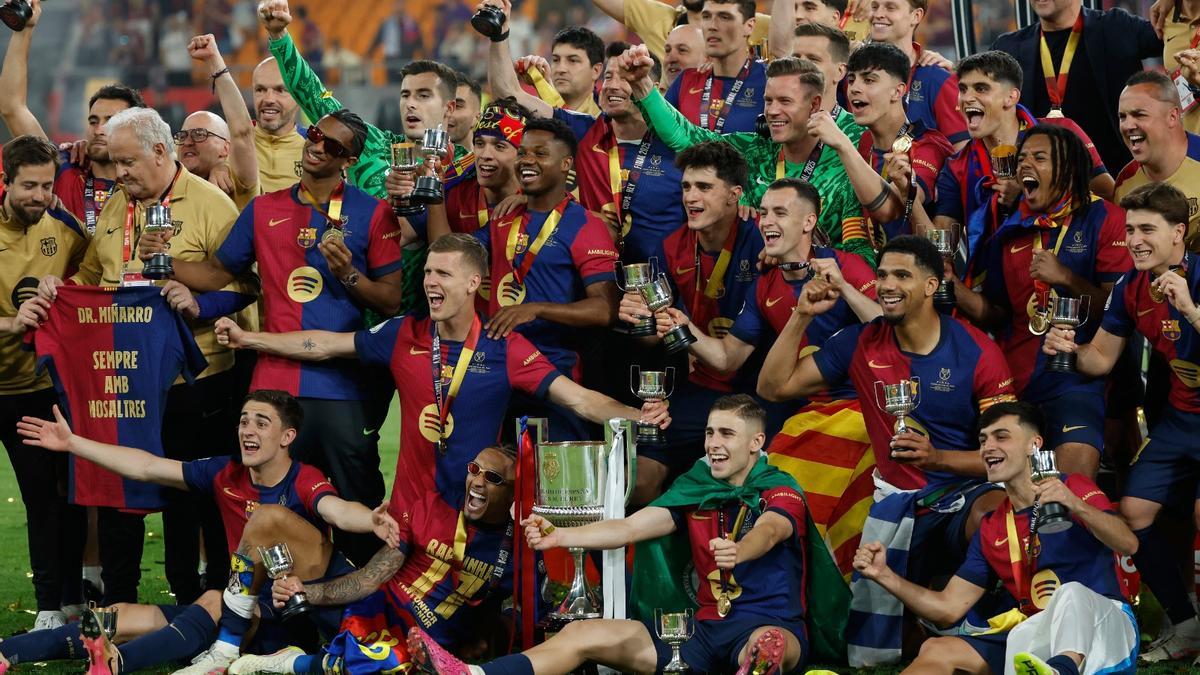 Los jugadores del Barça celebran el título de Copa conquistado frente al Real Madrid en La Cartuja.