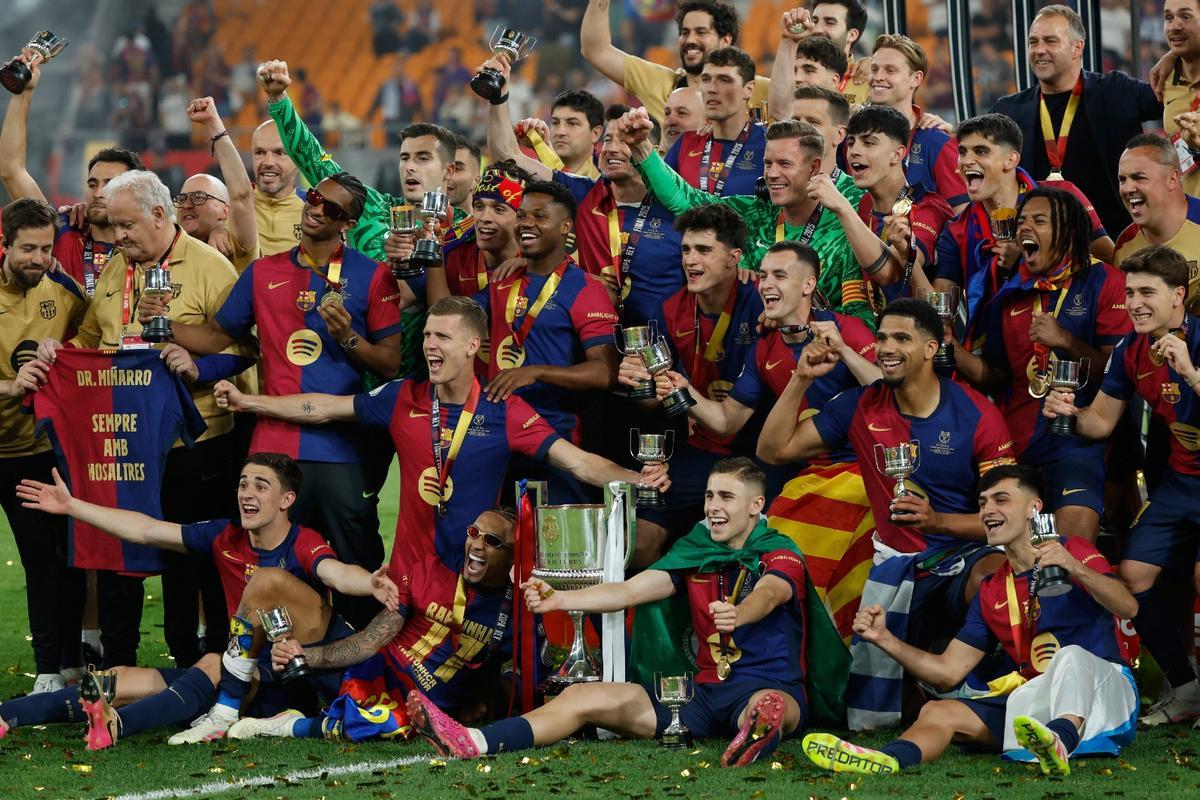 Los jugadores del Barça celebran el título de Copa conquistado frente al Real Madrid en La Cartuja.