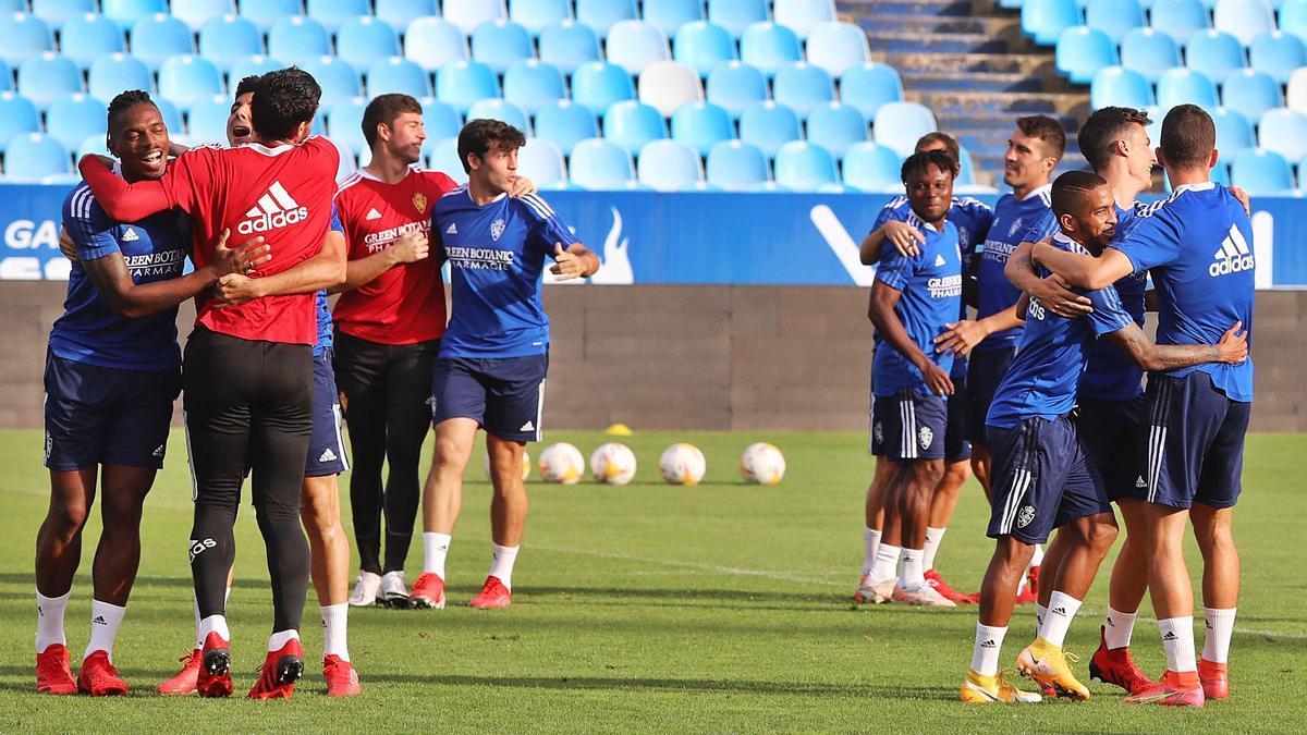 Los jugadores del Real Zaragoza se divierten con un ejercicio durante un entrenamiento celebrado en La Romareda. | ÁNGEL DE CASTRO