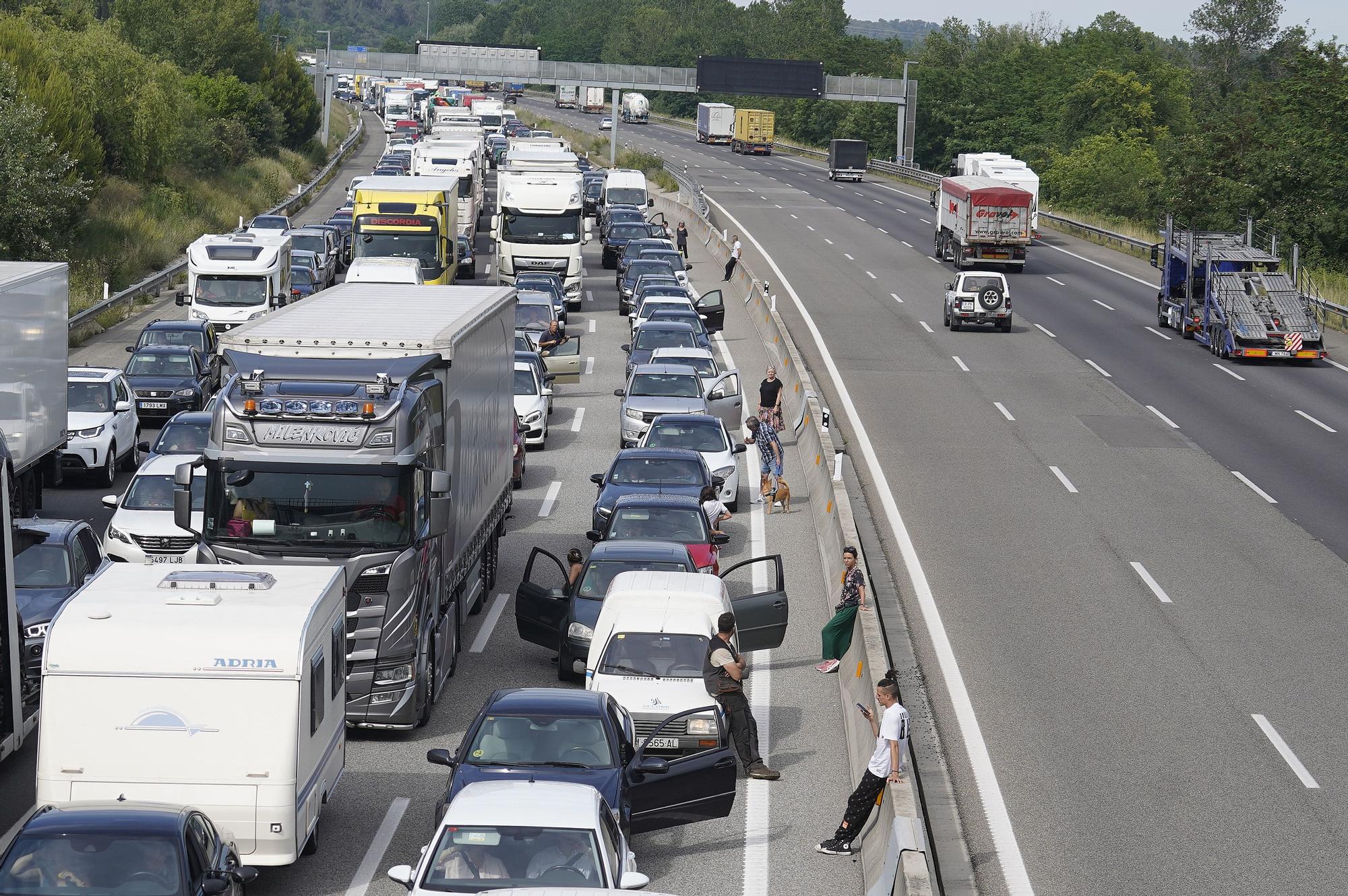 Un accident a l'AP-7 a Sant Julià de Ramis provoca cues quilomètriques