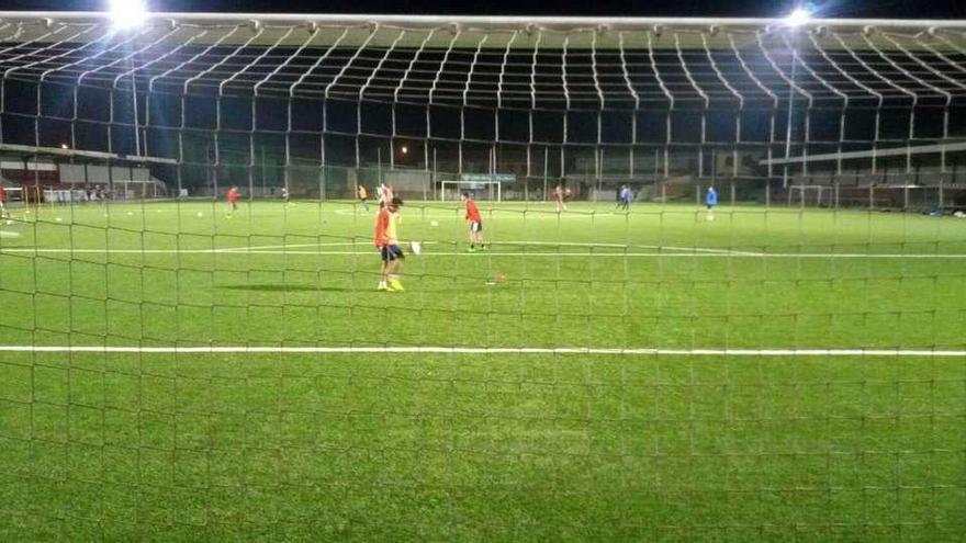 El campo de Santa Cruz, con la iluminación a pleno rendimiento, durante un entrenamiento realizado ayer.