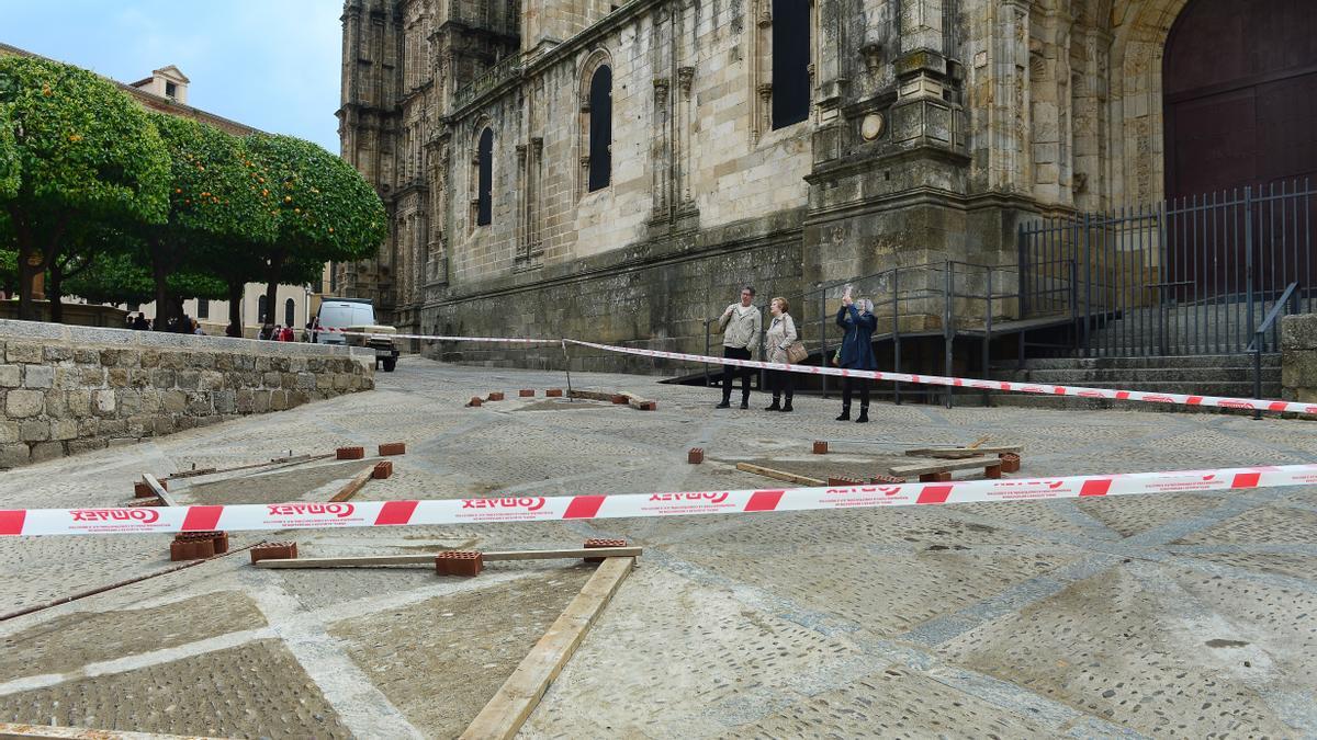 Tramos de la plaza de la catedral que han tenido que repararse.