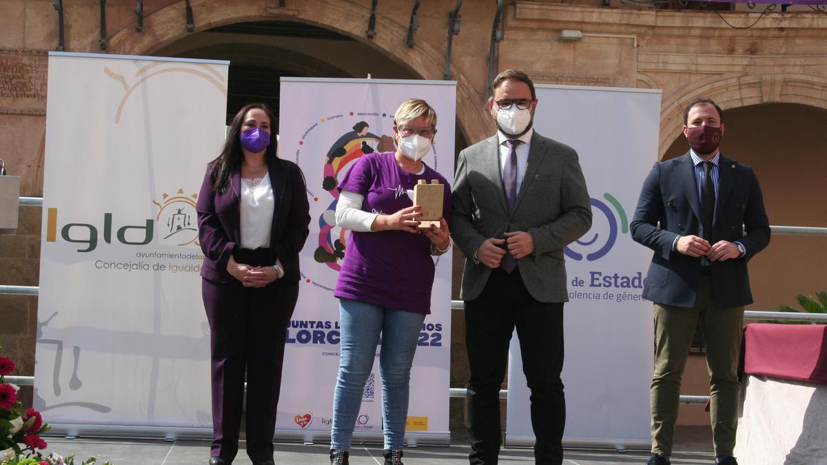 El alcalde entregaba el premio del colegio Juan González, que lo recogía su jefa de estudios.