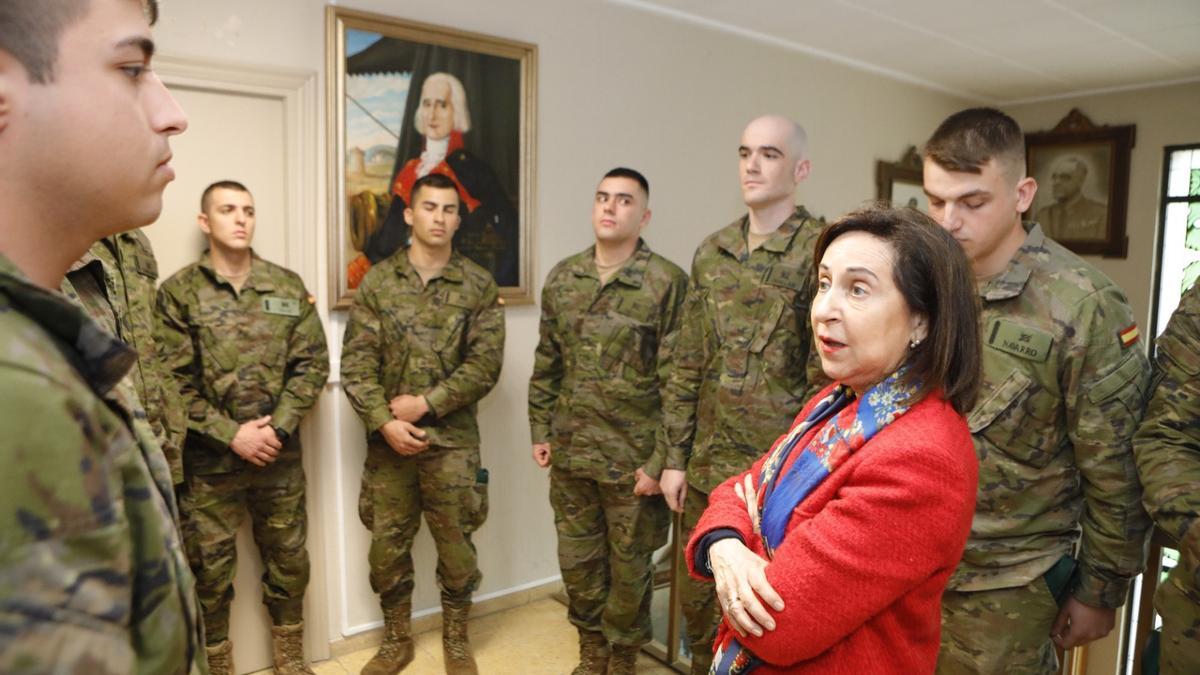 La ministra de Defensa, Margarita Robles, durante la visita.