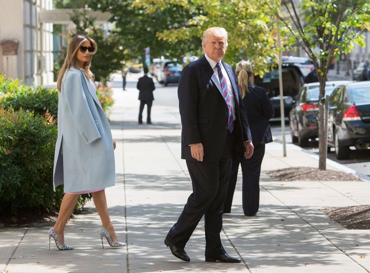 Melania Trump con vestido rosa, abrigo azul y unos originales 'stilettos'