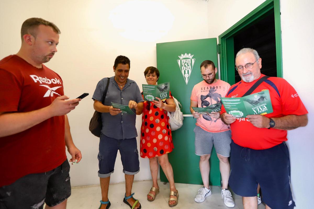 Abonados del Córdoba CF, la pasada temporada, guardan cola para pagar su carnet.