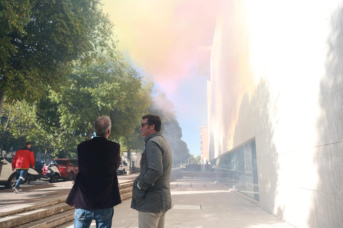 Jorge Suárez, concejal, viendo la pirotecnia.