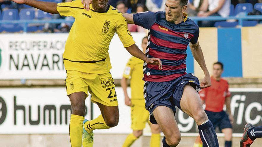 Un defensa del Llagostera sujeta a Koné.