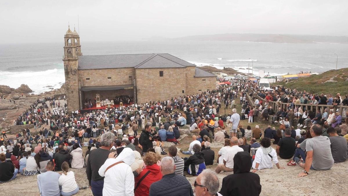 Fieles en el acto central de la Romería de la Virgen de la Barca de Muxía.