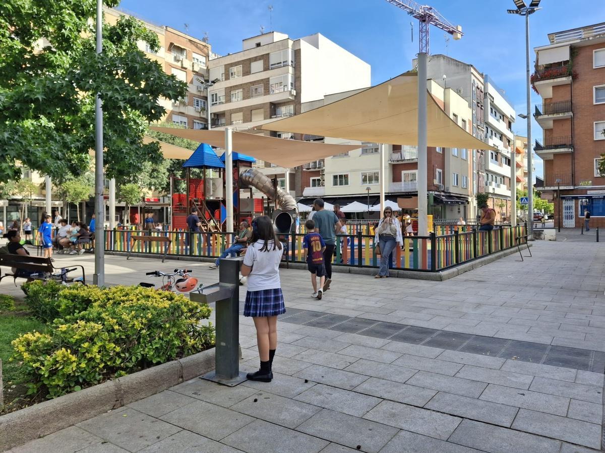 Niños en la zona de juegos, donde varias familias piden una revisión de las instalaciones.