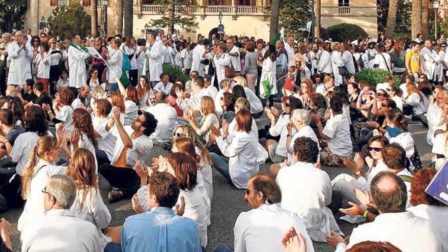 Manifestación de sanitarios frente al Consolat en 2012.