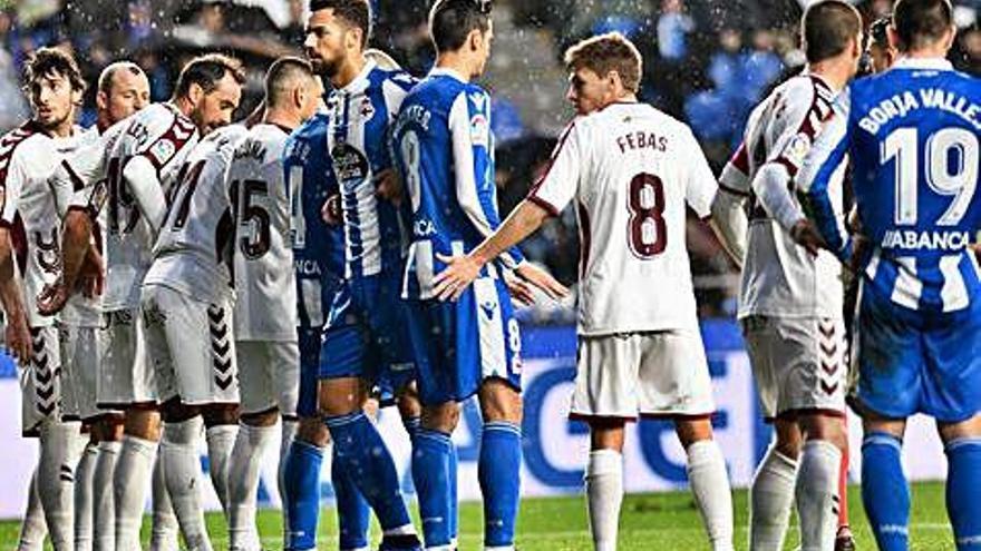 Dos jugadores del Deportivo en la barrera en el partido contra el Albacete en Riazor, algo que ya no será posible.