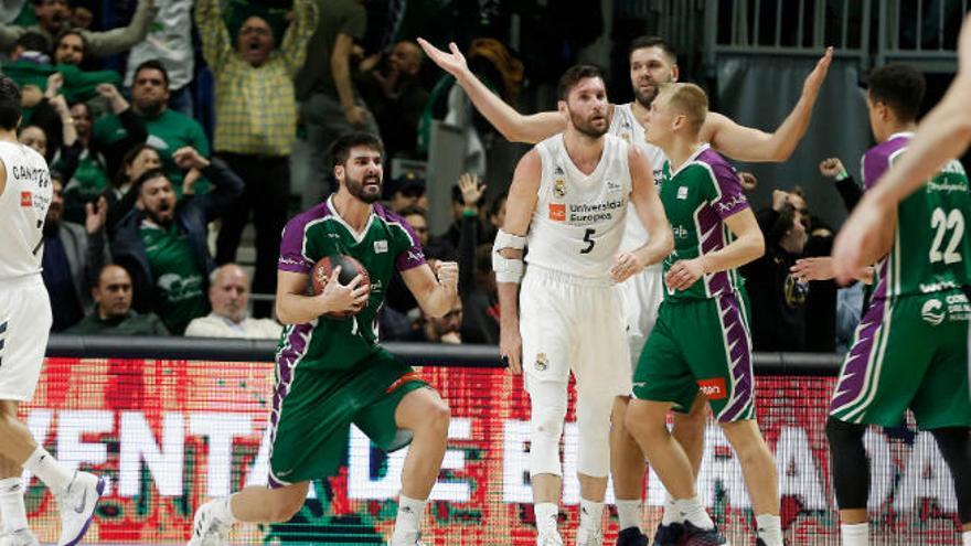 Dani Díez celebra una canasta con el Unicaja.