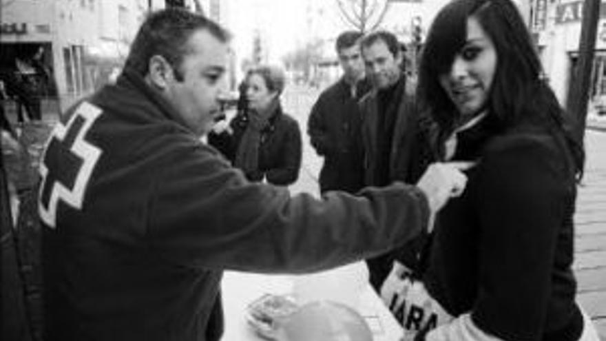 La fiesta de la banderita de Cruz Roja vuelve a la calle