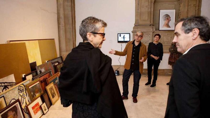 Rafa Sendín, en el centro, explica su obra. En primer término, Laura Gutiérrez y Vicente Domínguez.