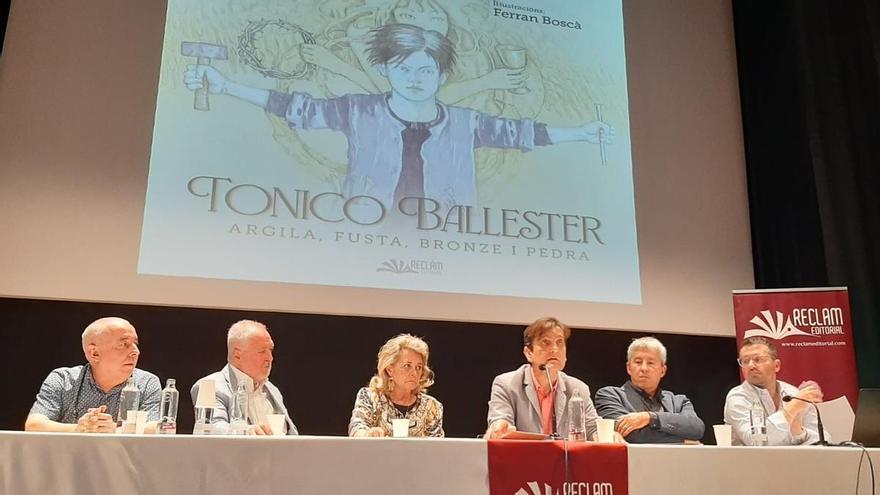 Alzira divulga la biografía de Tonico Ballester para afianzar sus lazos con el escultor