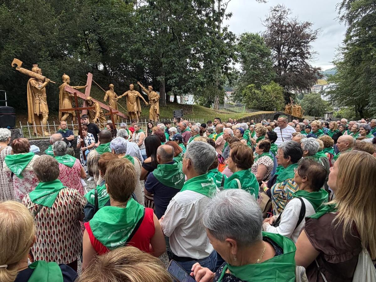 Asistencia al Vía Crucis ante las estatuas de hierro, en Lourdes.