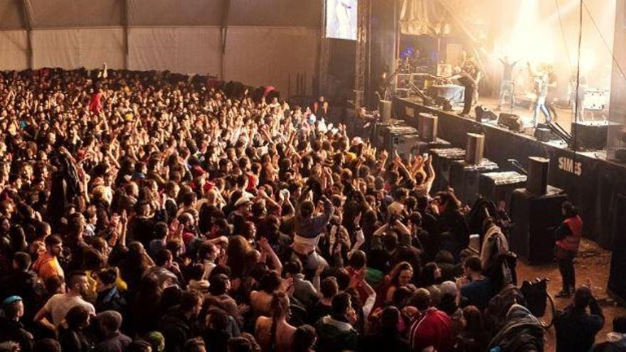 Los hechos ocurrieron en un control de la Guardia Civil, de camino a un festival de música.