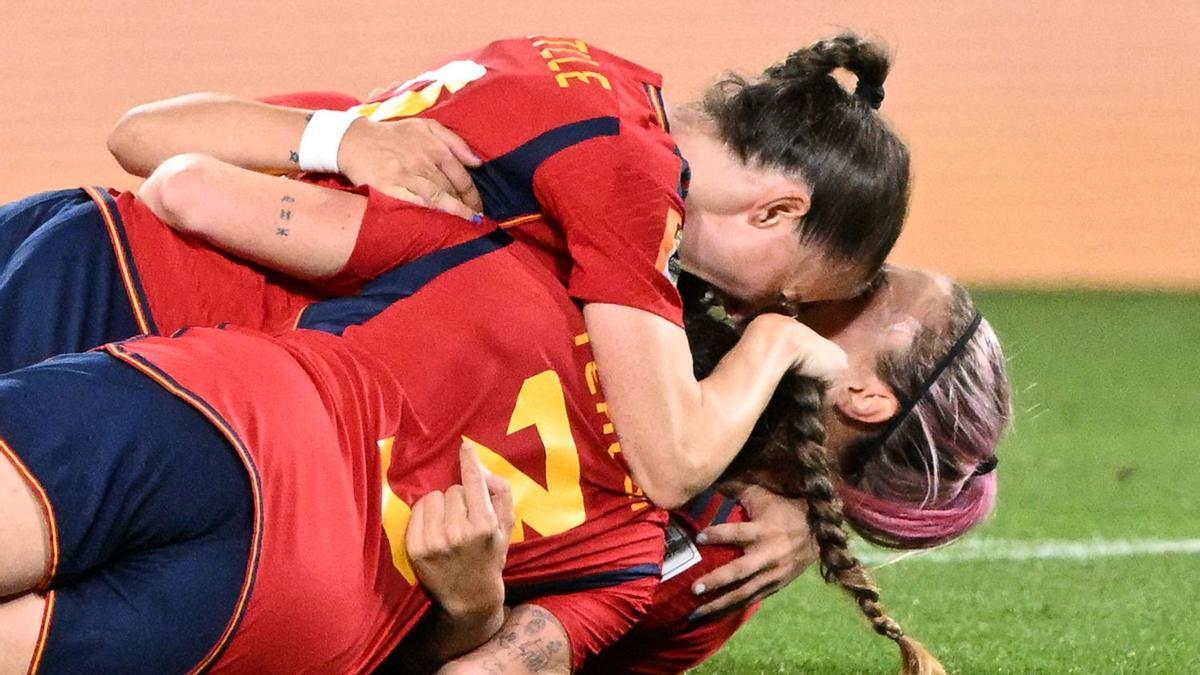 Las jugadoras españolas se abrazan al conquistar el título de campeonas del mundo ante Inglaterra 