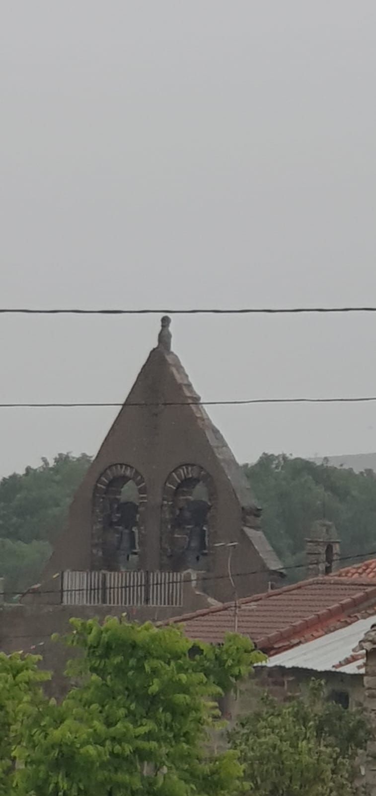 GALERÍA | Una fuerte tormenta daña la iglesia de Villanueva de Valrojo
