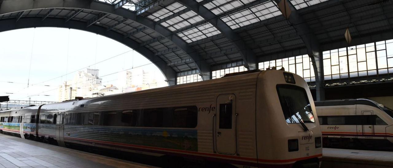 Trenes en la estación de A Coruña. |   // VÍCTOR ECHAVE