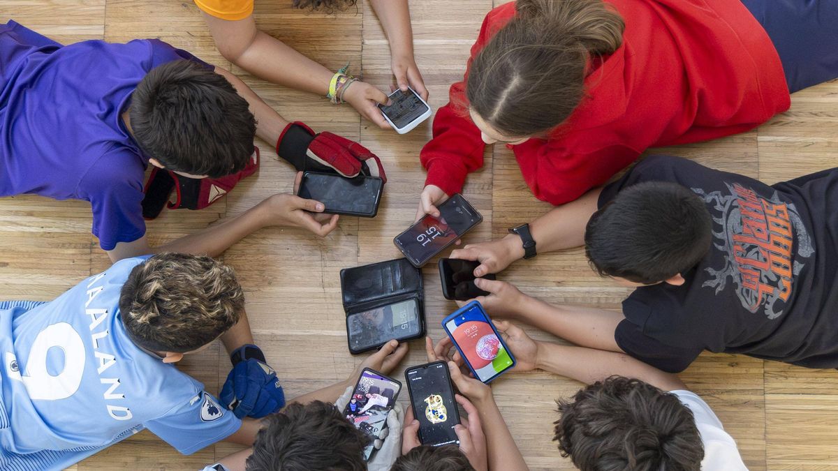 Niños con sus móviles en Santiago