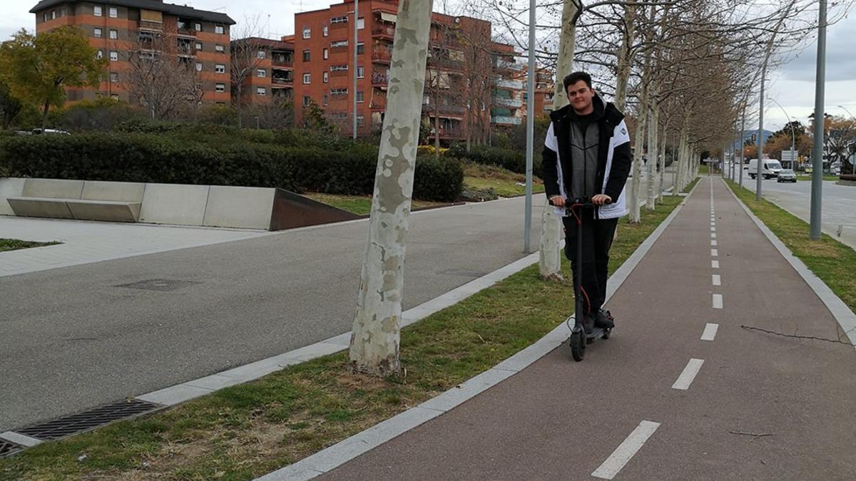 Un joven pasea en patinete eléctrico por Sant Boi