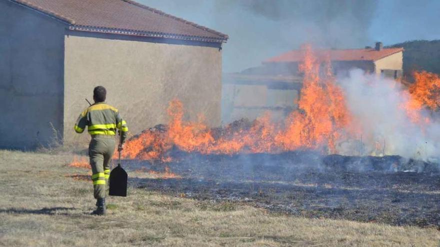 Incendio en las inmediaciones del pueblo de Ferreras de Abajo