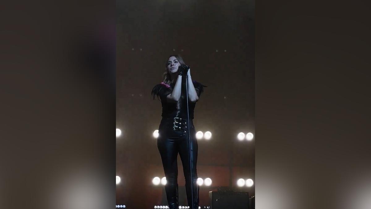 Leire Martínez rompe a llorar cantando Rosas en su último concierto con La Oreja de Van Gogh