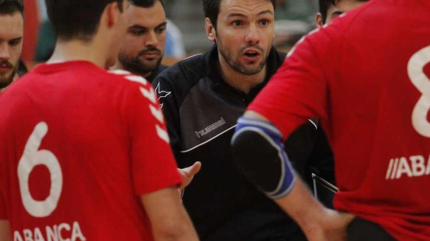 Jabato da instrucciones a sus jugadores durante el partido ante el Bidasoa, en As Travesas. // Adrián Irago