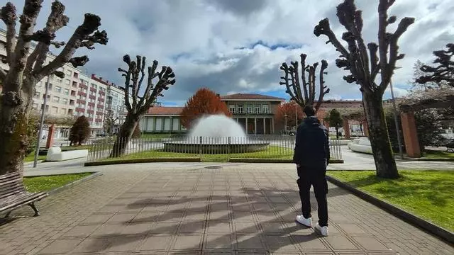 La fuente del parque Alfonso X, más de un cuarto de siglo en la Pola