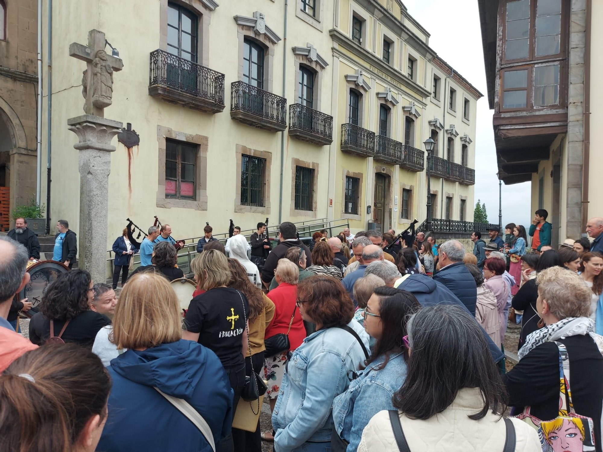 En imágenes: Así fue la manifestación contra el cierre de la Escuela de Música de Tineo