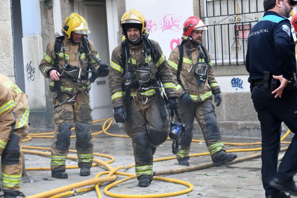 Un incendio destruye un piso en la calle Santa Mar