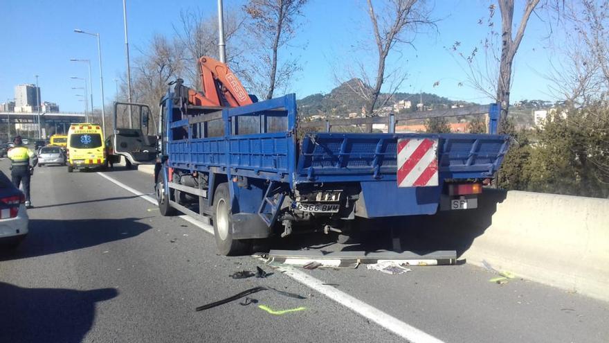 Imatge del camió aturat amb què ha xocat el turisme en què viatjava la víctima.