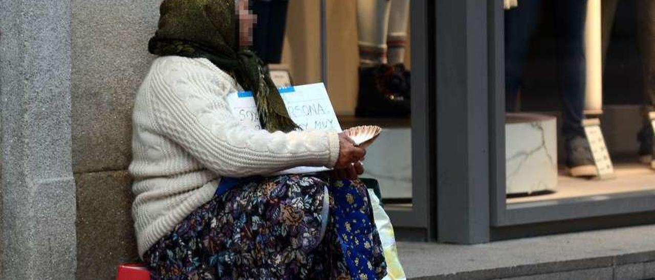 Una indigente pide limosna en Pontevedra. // R.V.