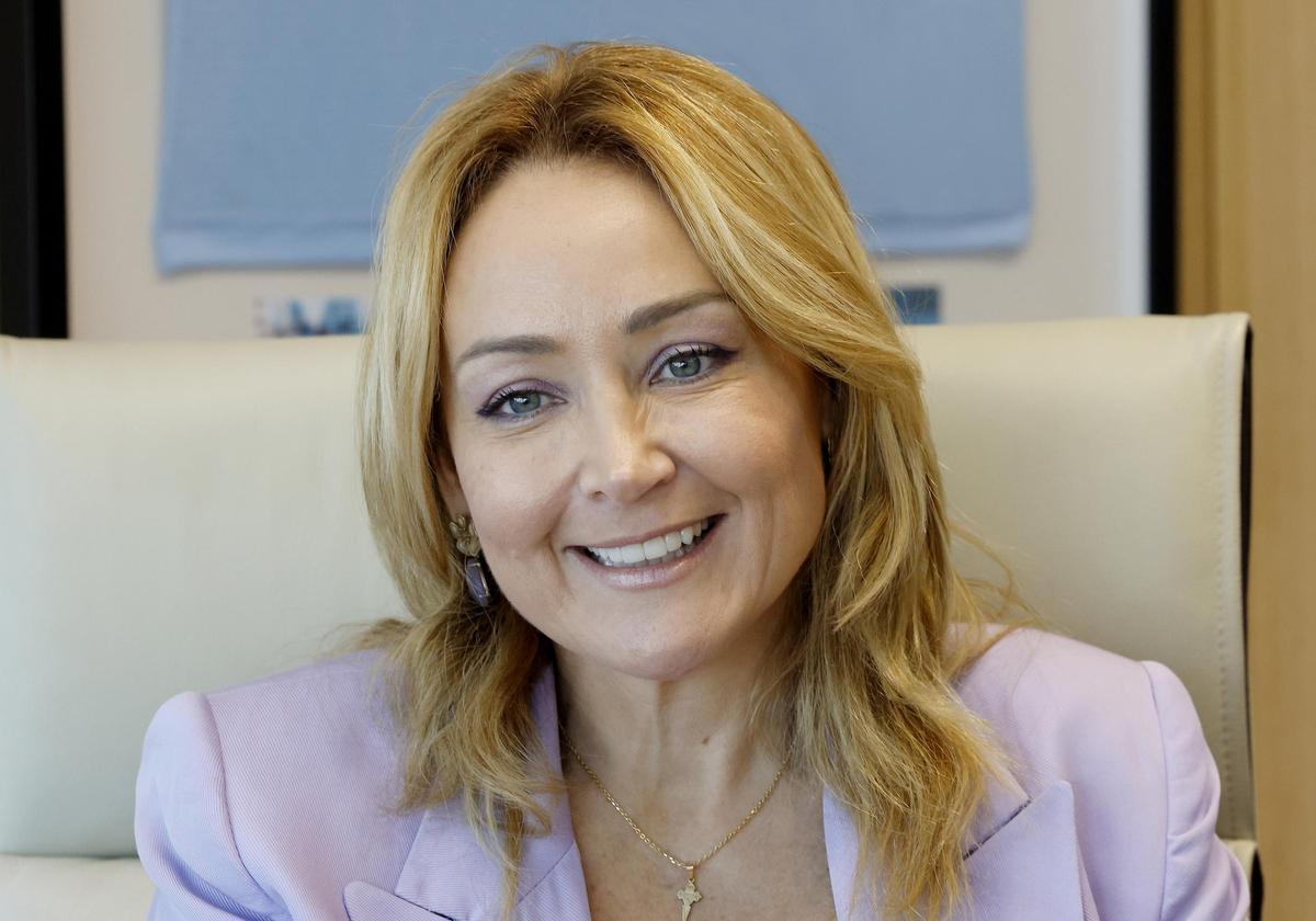 Marián Mouriño, presidenta del Real Club Celta de Vigo, sonriente durante la entrevista en su despacho de la sede del club celeste