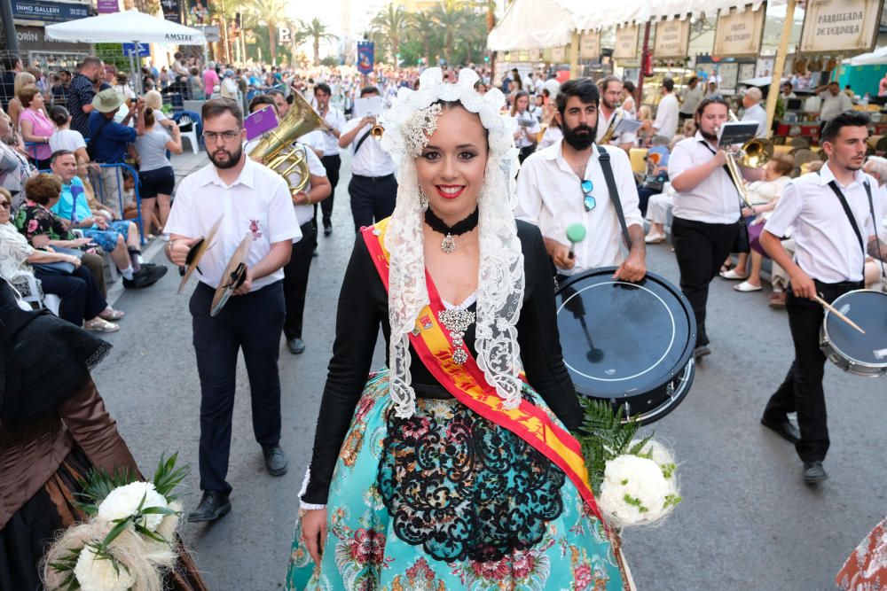 Los festeros aprovechan la Ofrenda para protestar contra la violencia de género con flores y lazos morados