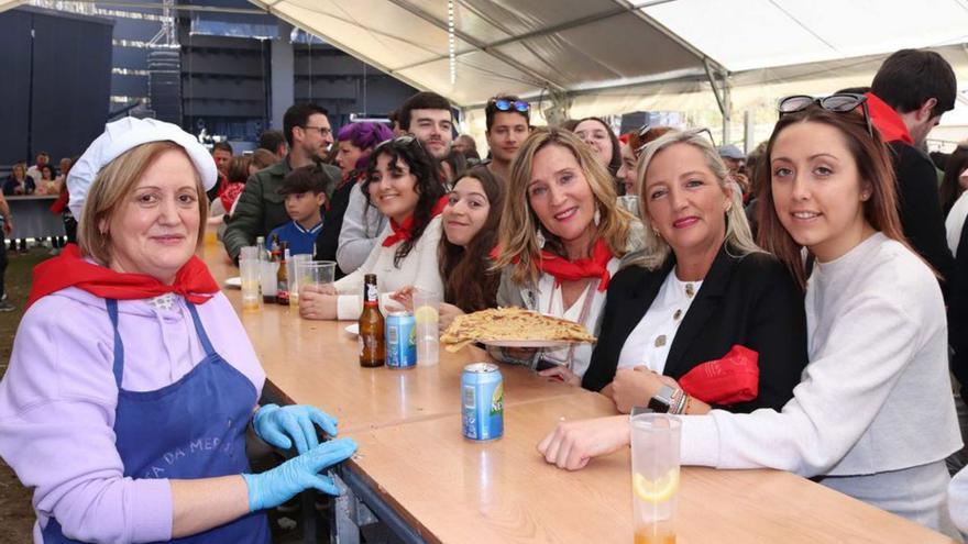 Milleiros de persoas degustaron as famosas tortillas de masa na Festa da Merenda de Aiazo