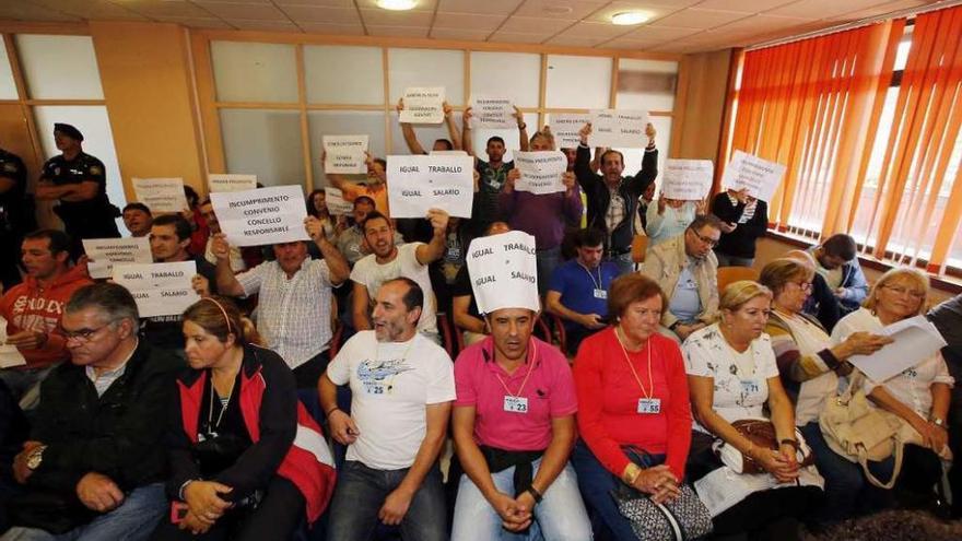 Empleados de la concesionaria de jardines llevan sus quejas al pleno  |  El pleno estuvo marcado por las quejas de los empleados encargados del cuidado de las zonas verdes, servicio que ha asumido Althenia. El colectivo inició ayer una huelga indefinida. Al grito de &quot;¡Igual trabajo, igual salario!&quot; o &quot;¡Esta concesión huele a corrupción!&quot; los trabajadores interrumpieron el pleno cerca de 10 minutos. Tras exigirles Caballero silencio en varias ocasiones, los trabajadores decidieron abandonar la sala para acudir a una reunión en Inspección de Traballo. Fuera, otros compañeros protestaban con bocinas y carteles.