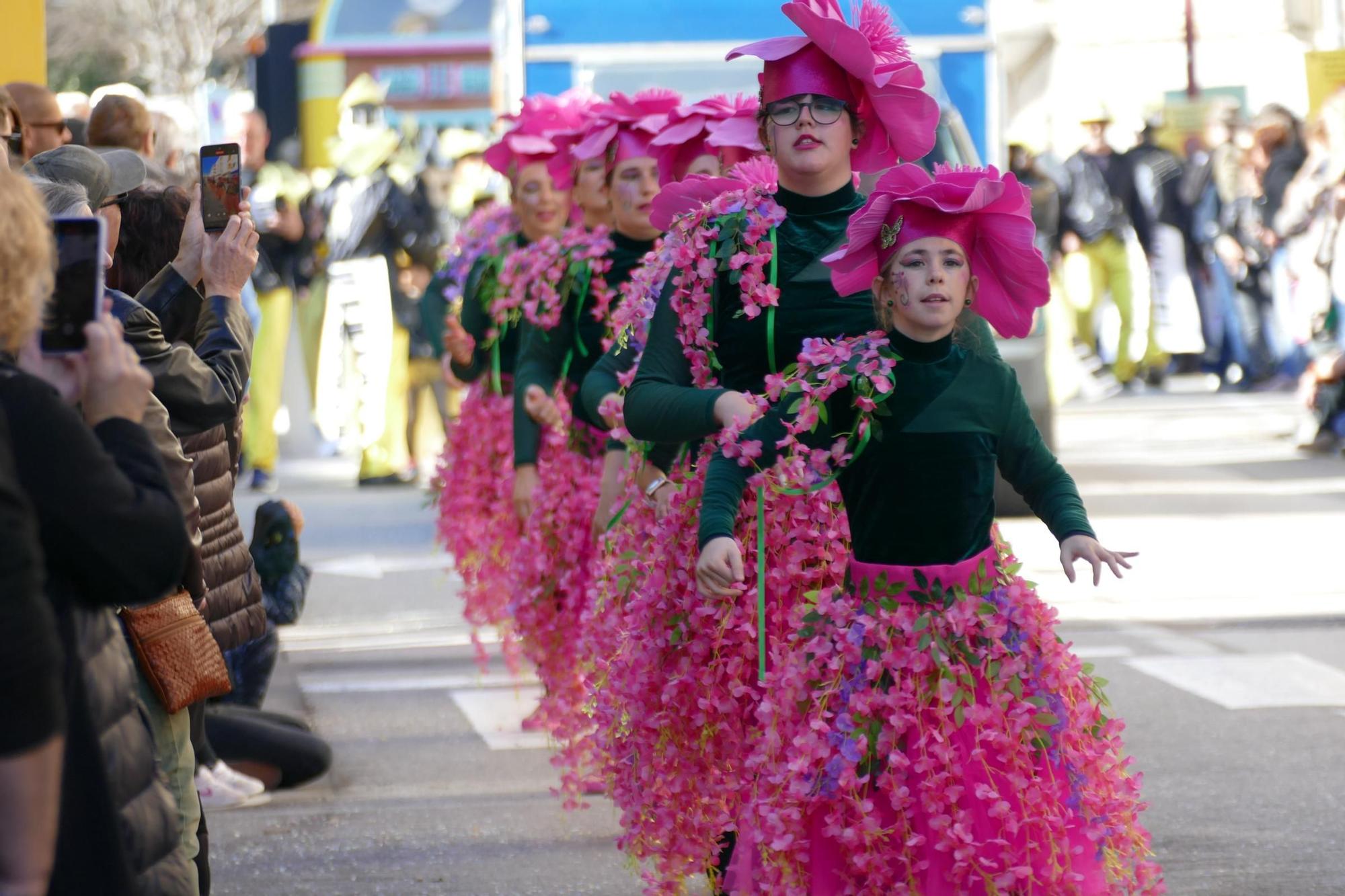 L'Escala s'acoloreix amb la rua de carnaval