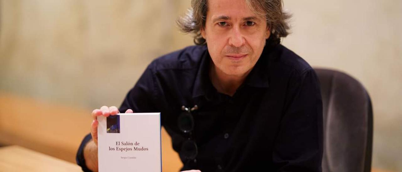El escritor de ‘El Salón de los Espejos Mudos’, ganador del Premio de Novela Benito Pérez Armas, Sergio Constán.