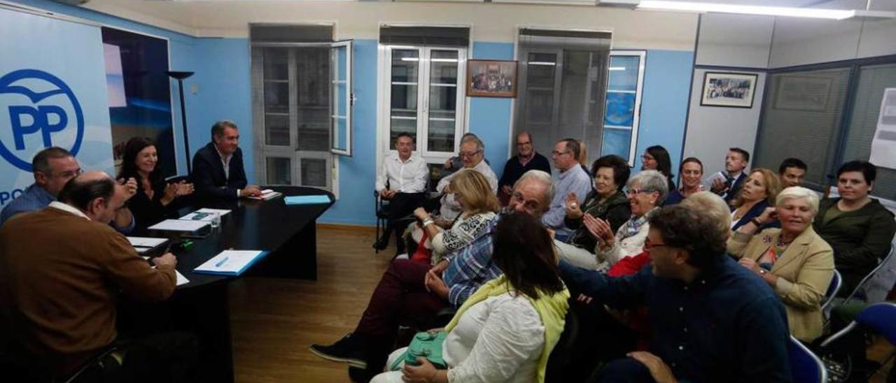 Asistentes, ayer, a la junta local del PP de Avilés. En la mesa, Carmen Rodríguez Maniega, junto a Carlos Rodríguez de la Torre. Y, en la última fila, desde el fondo, Matías Rodríguez Feito, Pedro de Rueda y Begoña Calleja.