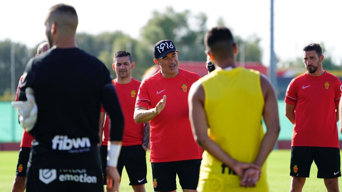 Luis García da instrucciones a los jugadores en el entrenamiento de esta mañana en Son Bibiloni.