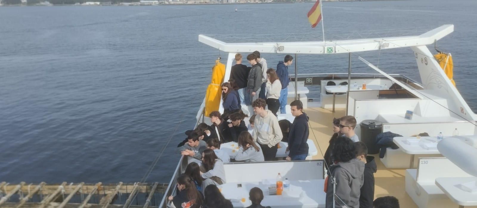 Alumnos franceses en el catamarán "Fly Delfín" realizando la Ruta de los Mejillones por la ría de Arousa.