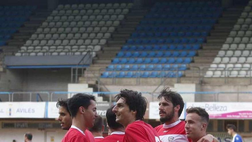 Los jugadores del Marino celebran el gol de Cárcaba en Avilés.