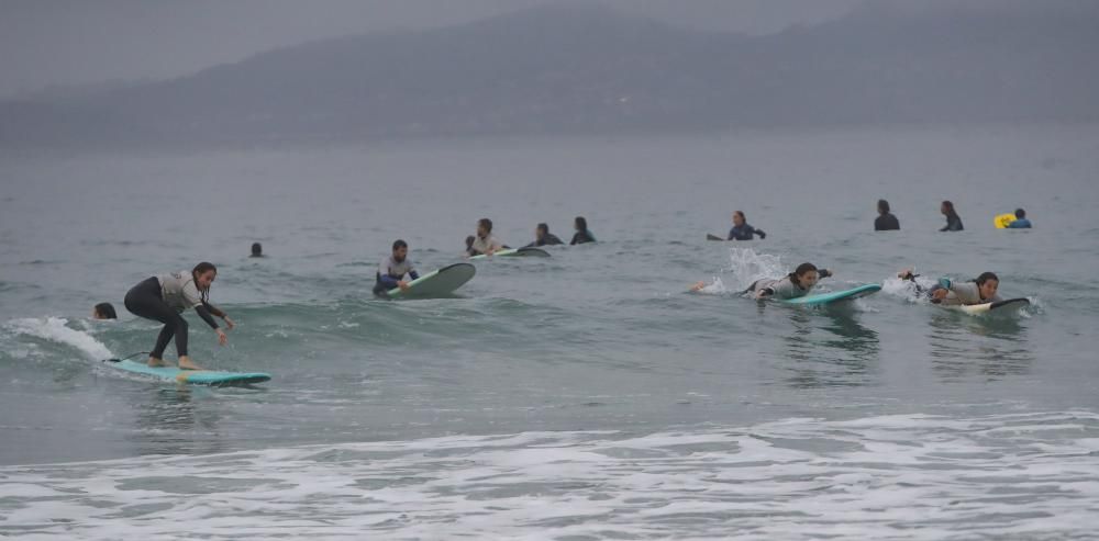 Los surfistas disfrutan de las olas en Patos