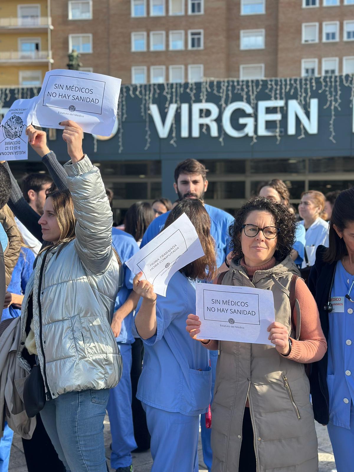 Médicos del Hospital Virgen del Rocío se concentran en la entrada del Hospital General en primer día de huelga.