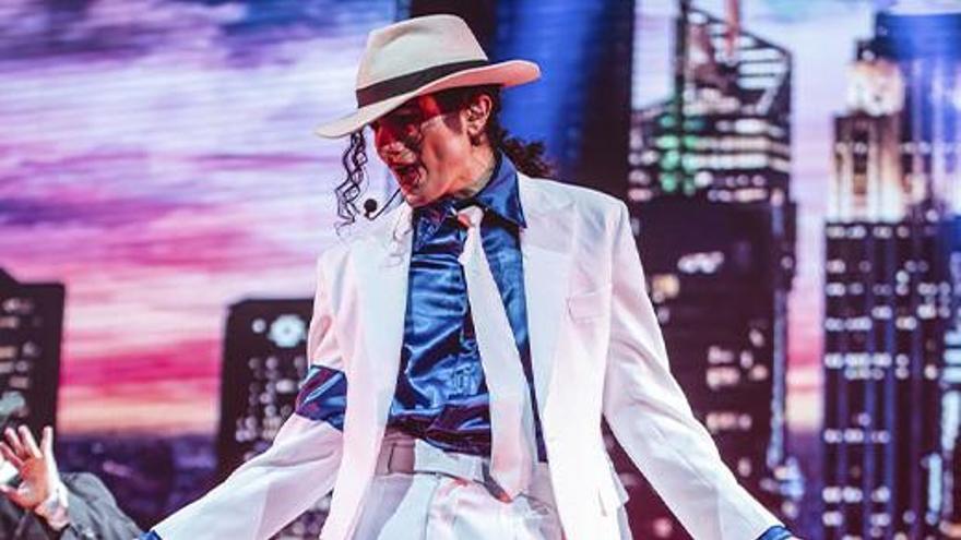 El artista interpreta a Michael Jackson en el espectáculo.