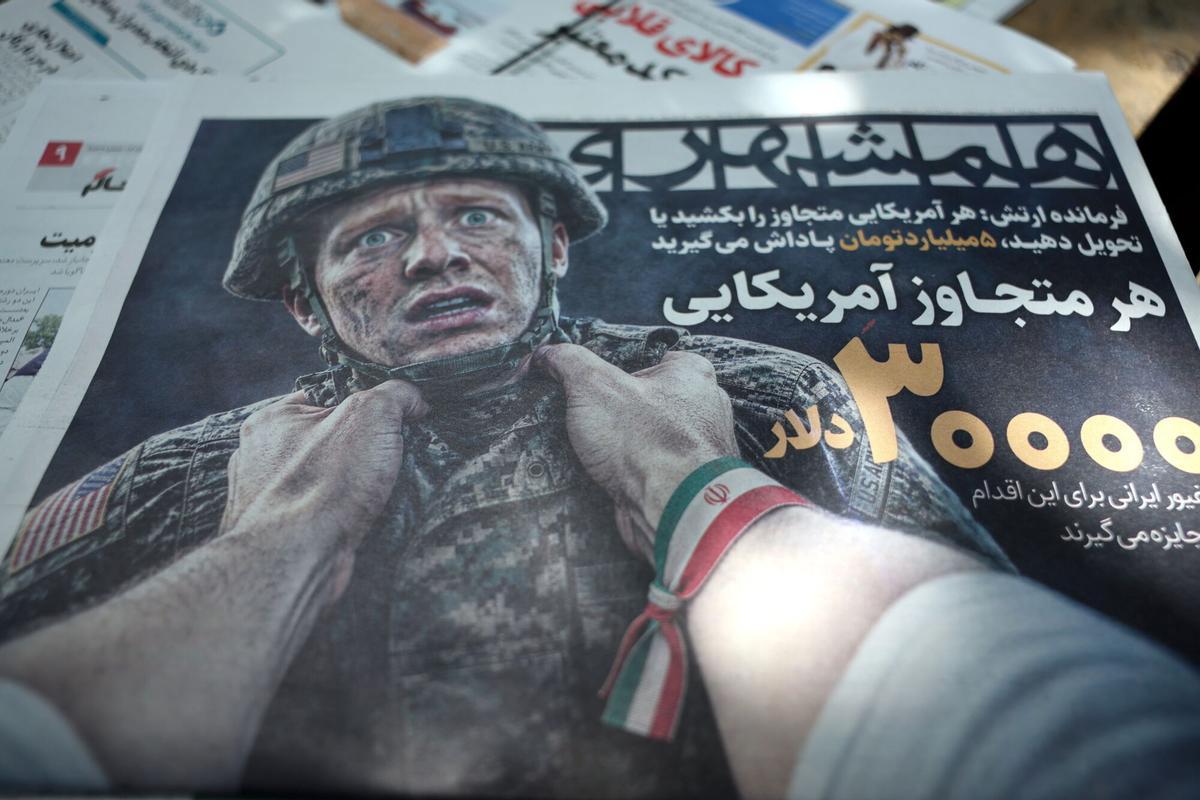 La portada del diario iraní 'Hamshahri ' de este lunes con la imagen de un militar estadounidense y el mensaje: "30.000 dólares para quien mate o capture un soldado de EEUU".
