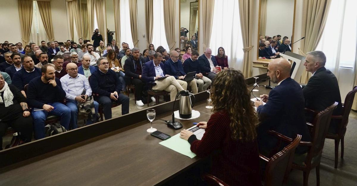 El subdelegado del Gobierno en Málaga, Javier Salas, durante el encuentro con hasta una treintena de alcades y concejales.